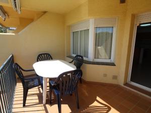 Balkón alebo terasa v ubytovaní Apartamento con terraza a 150 m de la playa de Grifeu, ideal para 4 personas - ES-228-50