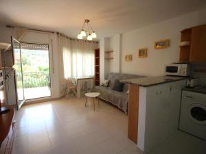 Kuchyňa alebo kuchynka v ubytovaní Apartamento con terraza a 150 m de la playa de Grifeu, ideal para 4 personas - ES-228-50 + 14 fotografií