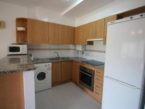 Kuchyňa alebo kuchynka v ubytovaní Apartamento con terraza a 150 m de la playa de Grifeu, ideal para 4 personas - ES-228-50
