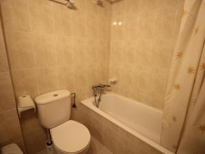 Kúpeľňa v ubytovaní Apartamento con terraza a 150 m de la playa de Grifeu, ideal para 4 personas - ES-228-50