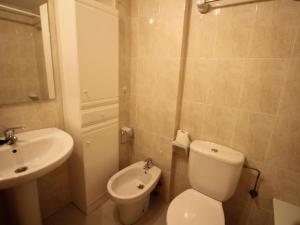 Kúpeľňa v ubytovaní Apartamento con terraza a 150 m de la playa de Grifeu, ideal para 4 personas - ES-228-50