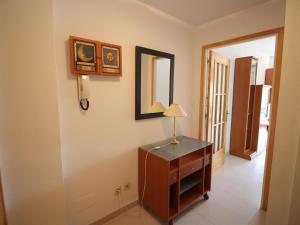 Fotografia z galérie ubytovania Apartamento con terraza a 150 m de la playa de Grifeu, ideal para 4 personas - ES-228-50 v destinácii Llança