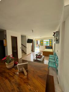 a living room with a couch and a table at Casa colonial acogedora cerca al parque in Jardin