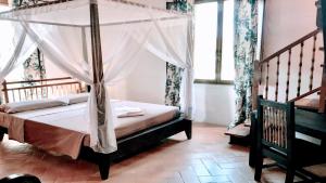1 dormitorio con cama con dosel y escalera en Spoleto Tranquilitapoolslps 20spoleto 15 Mins, en Morro