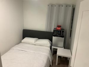 Llit o llits en una habitació de Yorkdale-Glen Private rooms