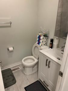 Um banheiro em Yorkdale-Glen Private rooms