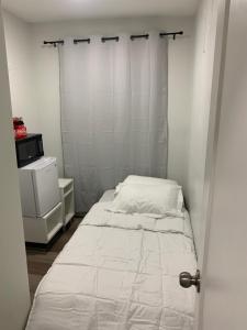 Tempat tidur dalam kamar di Yorkdale-Glen Private rooms