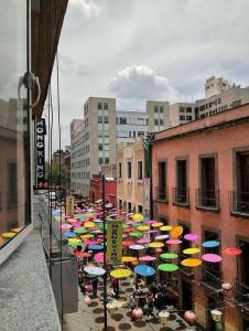 メキシコシティにあるDepartamento Mural Artísticoの街並みの色とりどりの傘