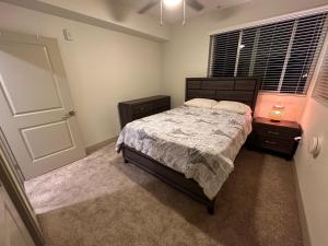 Een bed of bedden in een kamer bij Modern 1bd amazing amenities