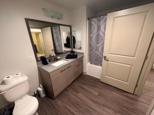 Een badkamer bij Modern 1bd amazing amenities
