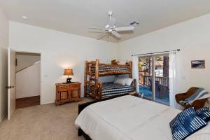 Postel nebo postele na pokoji v ubytování Mountain Lodge W Game Room & Firepit & AC Close to Lake