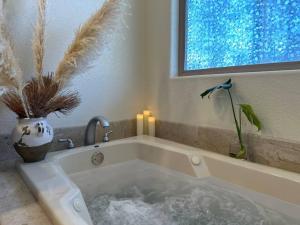 Koupelna v ubytování Mountain Lodge W Game Room & Firepit & AC Close to Lake + 45 fotografií