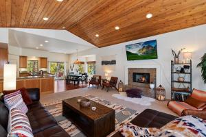 Posezení v ubytování Mountain Lodge W Game Room & Firepit & AC Close to Lake