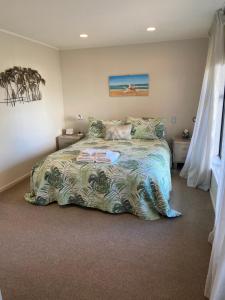 um quarto com uma cama grande no meio em Palm Garden Apartment em Auckland
