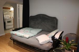 1 cama con cabecero en una habitación en Your Own Suite-Modern Charm Hideaway Near Tor Airpt, en Brampton