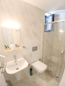 y baño con lavabo, ducha y aseo. en Blue sophia suites en Estambul