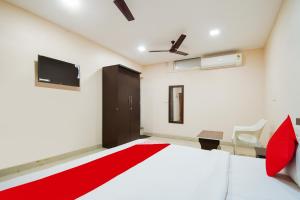 a bedroom with a bed and a ceiling fan at Flagship 85554 Hotel Premium Hari in Jamshedpur