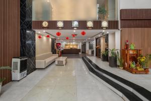 un vestíbulo de un edificio con un gran vestíbulo sidx sidx sidxasteryasteryasteryastery en Gold Time Hotel Da Nang, en Da Nang