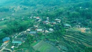 uma vista aérea de uma aldeia numa montanha em Sau Meo Mountain View em Sapa