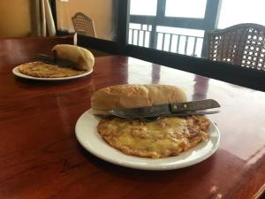 uma sanduíche num prato com uma faca na mesa em Sau Meo Mountain View em Sapa