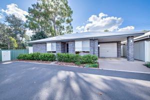 a house with a driveway in front of it at Mason's Lodge - Family Entertainer, Close to Mall in Dubbo