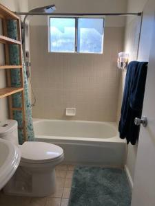 ein Badezimmer mit einer Badewanne, einem WC und einem Waschbecken in der Unterkunft Apartment close to Stanford Faceb00k Fast internet in East Palo Alto