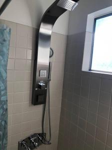 eine Dusche im Bad mit Duschkopf in der Unterkunft Apartment close to Stanford Faceb00k Fast internet in East Palo Alto