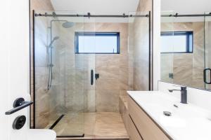 Koupelna v ubytování Premium Lakefront Unit Spa Pool + 31 fotografií