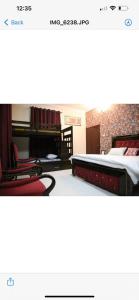 ein Zimmer mit 2 Betten und einem Stuhl darin in der Unterkunft 6 bedrooms Villa in DHA in Lahore