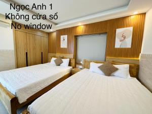 twee bedden in een hotelkamer met bij Ngọc Anh Hotel in Con Dao