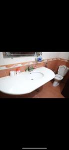 ein Badezimmer mit einem weißen Waschbecken und einem WC in der Unterkunft 6 bedrooms Villa in DHA in Lahore