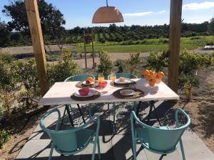 - une table et des chaises avec de la nourriture sur la terrasse dans l'établissement Tavira-Quinta da Janela Azul, à Tavira
