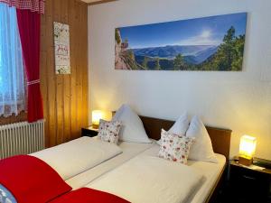 une chambre d'hôtel avec 2 lits et 2 lampes dans l'établissement Haus Bodenwinkler, à Gröbming