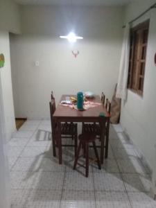 帕薩誇特魯的住宿－Casa Familiar，餐桌、椅子和天花板上的灯