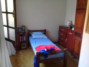 帕薩誇特魯的住宿－Casa Familiar，一间小卧室,配有一张床和一个梳妆台