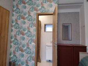Fotografie z fotogalerie ubytování Green Oaks Private Rooms with Private Shower v destinaci Klaipėda
