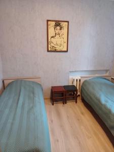 1 dormitorio con 2 camas y una foto en la pared en Green Oaks Private Rooms with Private Shower en Klaipėda