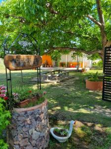 a park with a bench and a sign and a bird at Descanso el abuelo in Londres