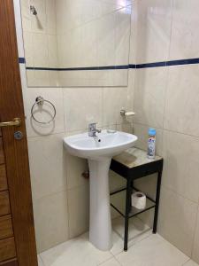 a bathroom with a white sink and a shower at Descanso el abuelo in Londres