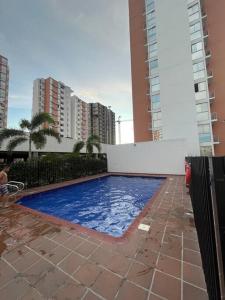 una piscina en una ciudad con edificios altos en Altos del este, apto familiar y acogedor, en Cúcuta