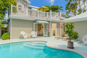 Der Swimmingpool an oder in der Nähe von Key West Villas