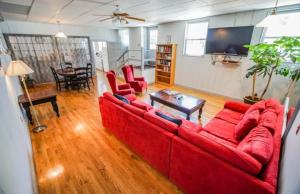 uma sala de estar com um sofá vermelho e uma mesa em Harbor Landing Resort em Vineyard Haven