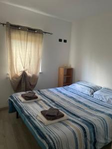 1 dormitorio con 1 cama con toallas en Casa Marco en Civitanova del Sannio