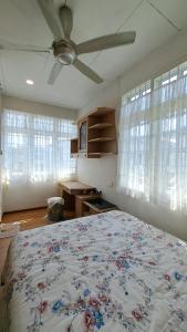 Кровать или кровати в номере Relax House Raja Uda Butterworth 田园小屋