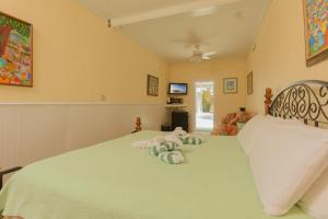 Ein Bett oder Betten in einem Zimmer der Unterkunft Key West Villas