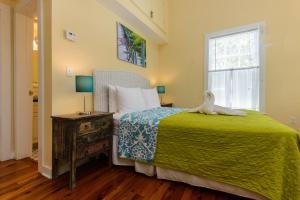 Ein Bett oder Betten in einem Zimmer der Unterkunft Key West Villas