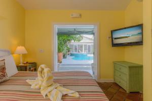 Der Swimmingpool an oder in der Nähe von Key West Villas