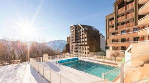 - une piscine sur le balcon d'un bâtiment dans l'établissement Résidence Les Bergers - maeva Home - Studio 4 personnes - Confort MAE-9591, à Huez