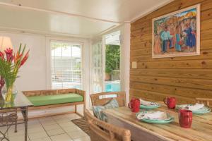 Ein Sitzbereich in der Unterkunft Key West Villas