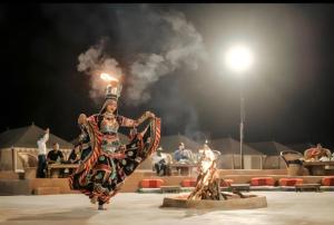 Um homem está a dançar numa actuação num circo. em Explore Hostel Life Jaisalmer em Jaisalmer